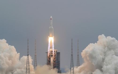 Огромна отломка от китайската космическа ракета Лонг марч 5б обикаля